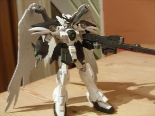 gundam zero wing custom . painted it in the colours or armored cores white glint .